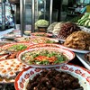 ถาดอาหารจำนวนมากแบบนี้ ที่เยาวราชตรงถนนพาดสาย ก็มีไม่มากเท่าที่นี่