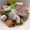 อันนี้อร่อยรสชาติจัดจ้านดี ลูกชิ้นปลาอร่อยกรอบสมกับที่น้องพนักงานแนะนำจริงๆ