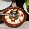 ถั่วลูกไก่บดกับน้ำแข็งและมีส่วมผสมอื่น ๆ ที่ร้านมี olive oil ให้ด้วย เทลงไปตรงกล