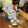 เครื่องปรุงและขนมถ้วยประจำโต๊ะตามธรรมเนียมร้านก๋วยเตี๋ยวเรือ