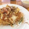 ตัวหมี่กรอบมาก ทรงเครื่องด้วยทะเลและหมูน้ำราดคล้ายซอสมะขาม ทานง่ายอร่อย