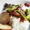 หมูผัดพริกขิงร้านนี้ออกหวาน แต่อร่อยไม่เหมือนใคร จานนี้แนะนำไข่พะโล้ด้วย 