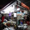 ร้านรถเข็นเล็กๆ แต่มีโต๊ะนั่งด้านหลังสำหรับลูกค้าที่กินที่ร้าน