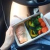 แซลมอนย่างเกลือกับผักนึ่ง ข้าวกล่องคลีนๆ สำหรับเด็กโตบนรถ 