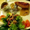 เนื้ออกไก่ย่างสุกกำลังดี ราดด้วยน้ำเกรวี่ กินพร้อมมันอบและสลัด