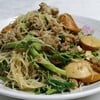 ผัดหมี่กระเฉดหมูสับไส้กรอกไก่