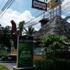 ไก่โต้งยืนต้อนรับ