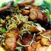 ร้านนี้เด็ดทีาบะหมี่แห้งหมูแดง หมูแดงจะนิ่มและมีน้ำราดสีแดงมาซึ่งทำให้มีความขลุก