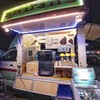 หน้าร้านเป็นรถเล็กๆไม่มีที่นั่ง มีถังและทิชชู่ให้หลังร้าน