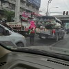 พนักงานส่งตอนรถติด