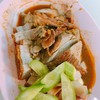จานรวมเป็ดย่าง (5 ดาว) หมูกรอบ (5 ดาว) และหมูแดง (3 ดาว)