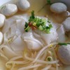 ก๋วยเตี๋ยวร้อนๆควันพุ่ง กระเทียมเจียวนิดผักชีหน่อย