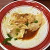 เกร๊ยวลวกเสีฟมากับซอสของทางร้าน รสชาติำกล้ๆน้ำจิ้มหมูสะเต๊ะ  อันนี้เฉยๆ 