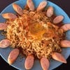 ราเมงแห้งไก่ใส่ไส้กรอกและไข่