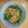 ให้หมูเยอะดีนะ เส้นหมี่กรอบไม่ได้เส้นใหญ่มาก ขนาดโดนน้ำราดหน้าก็ยังอร่อยอยู่ >,<