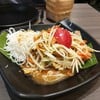 ส้มตำคอหมูย่าง มาพร้อมกับเส้นหมี่ รู้สึกจะเสิร์ฟคู่ส้มตำทุกจาน
