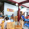ร้านเล็กๆ แต่ลูกค้าเต็มทุกโต๊ะนะ