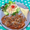 สเต็กหมูพ็อค_ช็อป ราดด้วย ซอสชื่อ มา-กิน เป็นชื่อของร้าน เนื้อนุ่มและน้ำซอสอร่อย