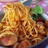 สปาเก็ตตี้พริกแห้ง ที่ผัดกับพริกแห้งและน้ำซอส มีให้เลือกทั้งไส้กรอกและเบค่อน