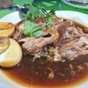 ข้างใต้เนื้อขาหมูนั้นคือคะน้าล้วนๆ
