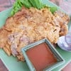 หมูยังเป็นชิ้นอยู่เลย ไม่ยอมสับมาให้ละเอียด แย่มาก จานนี้ 120 ด้วยขอบอก