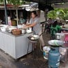 อยู่ติดกับโรงแรมโรสอินท์ เป็นเพิงเล็ก ทำคนเดียว
