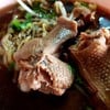 บะหมี่เหลืองเหนียวนุ่ม น้ำซุปรสชาติกลมกล่อม มาพร้อมเป็ดตุ๋นชิ้นใหญ่