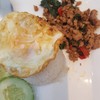 ผัดกระเพาหมูไข่ดาว