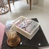 มีน้ำบริการฟรี ชาเย็นอร่อยดีค่ะ ในตะกร้าเป็นดอกไม้แห้งที่จะใช้ตกแต่งเล็บวันนี้