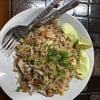 เป้นข้าวผัดที่ใส่สารพัดอย่างที่ร้านมี กุ้งหมึกหมูแดงหมูกรอบ หมูไก่กุนเชียง