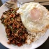 กระเพราหมูสับราดข้าว ไข่ดาวมาทอดเอง ^__^