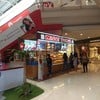 หน้าร้านสาขานี้อยู่ใต้บันไดเลื่อนเลย
