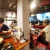 เดินเข้ามาในร้านบรรยากาศค่อนข้างคึกคัก โต๊ะเก้าอี้แบบง่ายๆสบายๆเลยจ้า ส่วนใหญ่จะ