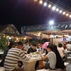 ร้าน Open Air นั่งชิวๆ ถ้าฝนตก คงลำบากหน่อย แต่จริงๆ เขาก็มีโซนมีหลังคา และ ส่วน