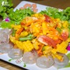 ส้มตำข้าวโพดครบเครื่อง รสเปรี้ยวหวาน กลมกล่อมมากๆจานนี้ เสริฟพร้อมกุ้งสดๆ 