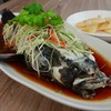ปลาบู๋ตัวใหญ่เอาไปนึ่ง แล้วมาราดซอสซีอิ๊วสูตรพิเศษของร้าน อร่อยกลมกล่อม