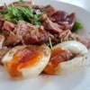 ข้าวขาหมูเนื้อหนังไข่ต้มยางมะตูม