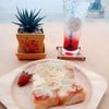 ขนมปังหน้าพิซซ่าเสริฟพร้อมสตอเบอรี่โซดา ในราคาเซทละ 
60 บาท