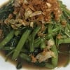 ผัดผักบุ้งกระเทียมเจียว (stir fried water spinach with fried garlic)