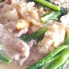 ราดหน้ายอดผัก : หมูนุ่มนัวๆ น้ำราดเหนียว หอม หวาน ดีพอใช้ได้จ๊ะ