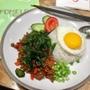 กระเพรารสเข้มข้น ทานกับไข่ดาวไม่สุก เข้ากันดี 