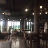 บรรยากาศภายในร้านดูโล่ง โปร่งสบาย ติดแม่น้ำ