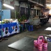 นั่งกินในตลาดท้องถิ่น