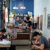 ร้านเป็นกระจก แสงส่องเข้ามาในร้าน ถ่ายรูปสวย