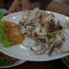 เสิณ์ฟพร้อมน้ำจื้มพริกเกลือ ปลาหมึกสดมาก ผ่าน
