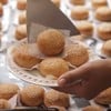 ขนมหน้างา แบบไซต์มินิ พึ่งอบเสร็จใหม่ๆ