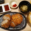 ชุด C มี 2 ชิ้นคือ หมูทอดมิลฟิลและหมูสับชุบเกล็ดขนมปังทอด