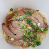 บะหมี่เส้นแบนกับหมูชาชู