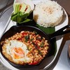 ข้าวกระเพราไก่สับไข่ดาว ข้าวกระเพราไก่สับไข่ดาว