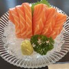 salmon ชิ้นใหญ่มาก ลายสวยมาก กัดเต็มคำละลายในปากเลย